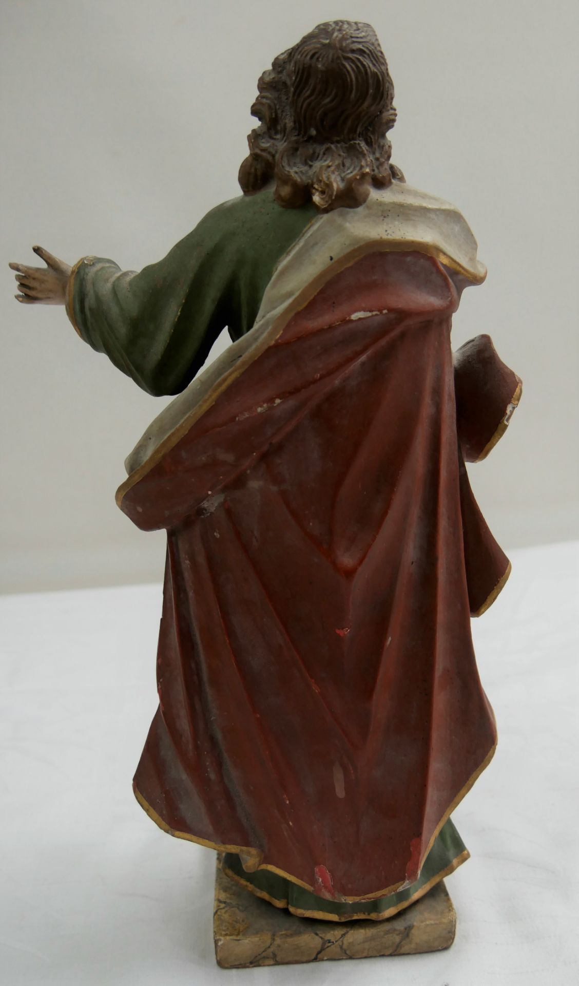 Handgeschnitzte Apostelfigur mit Glasaugen, Südtirol um 1750. Linke Hand mit kleinen Fehlstellen. - Image 4 of 7