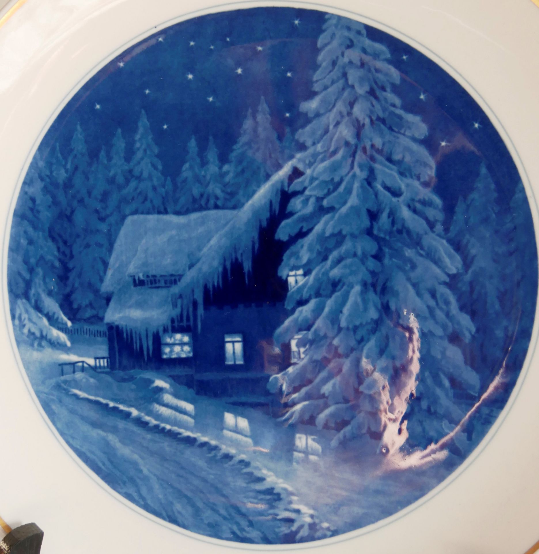 Meissen Weihnachtsteller Teller 1954 "Haus im Schnee", 1. Wahl. Mit Goldrand. Durchmesser ca. 25,5 - Bild 2 aus 3