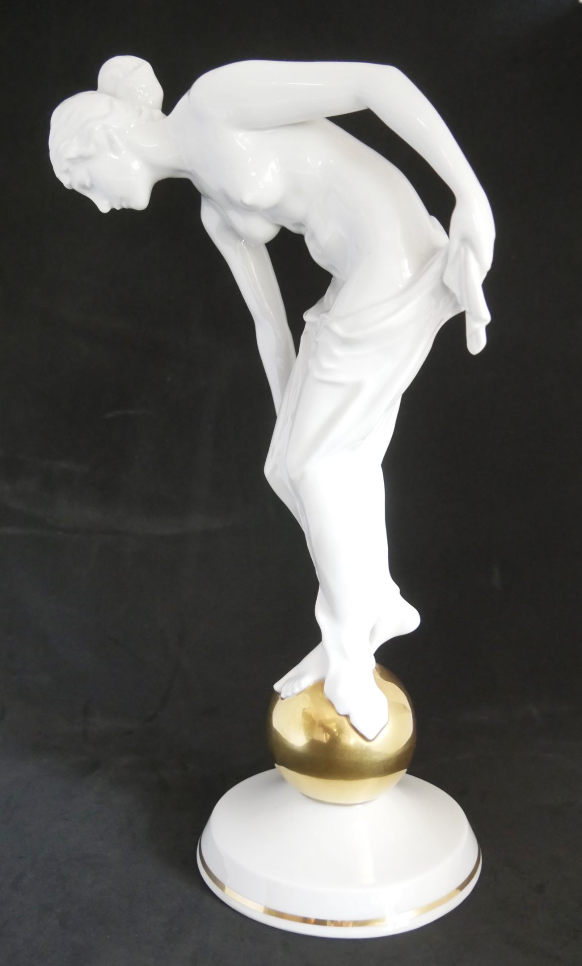 Rosenthal Porzellanfigur "Fortuna", Weissglasur mit goldener Kugel, Form Nr. 746. Entwurf: Ernst - Bild 2 aus 5