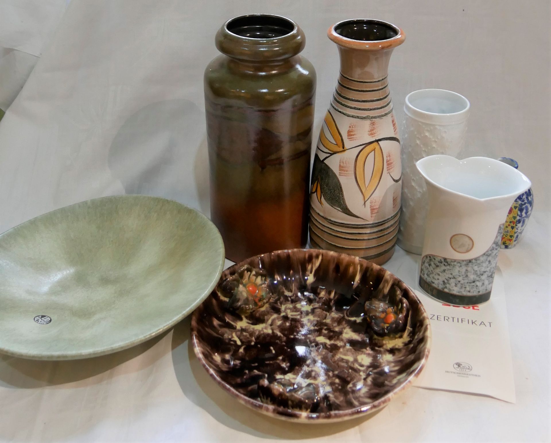 Lot Keramik und Porzellan aus Auflösung, dabei Vasen und Teller. Bitte besichtigen!