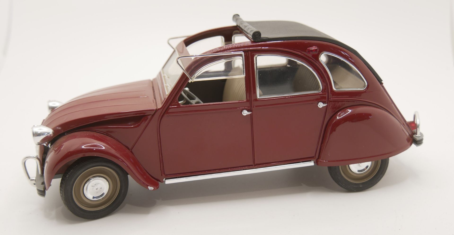 Aus Sammelauflösung! Citroen 2CV, rot metallic. Modellauto Solido. Maßstab 1:18