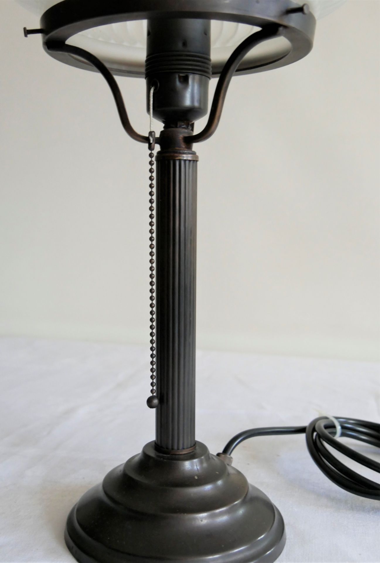Messing Tischlampe mit Glasschirm im Jugendstil. Sehr guter Zustand. Höhe ca. 45 cm - Bild 3 aus 3