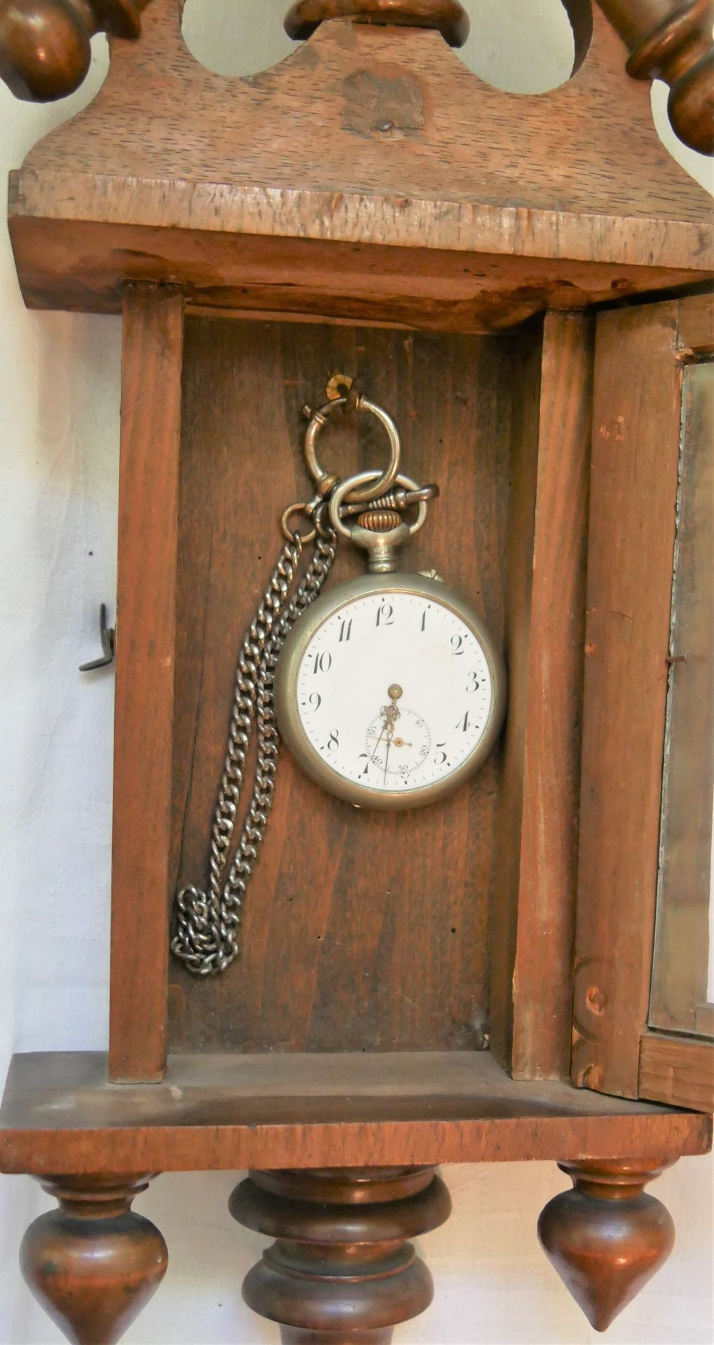 1 kleines Uhrengehäuse umgebaut für Taschenuhrenhalter. Bitte besichtigen - Image 2 of 2
