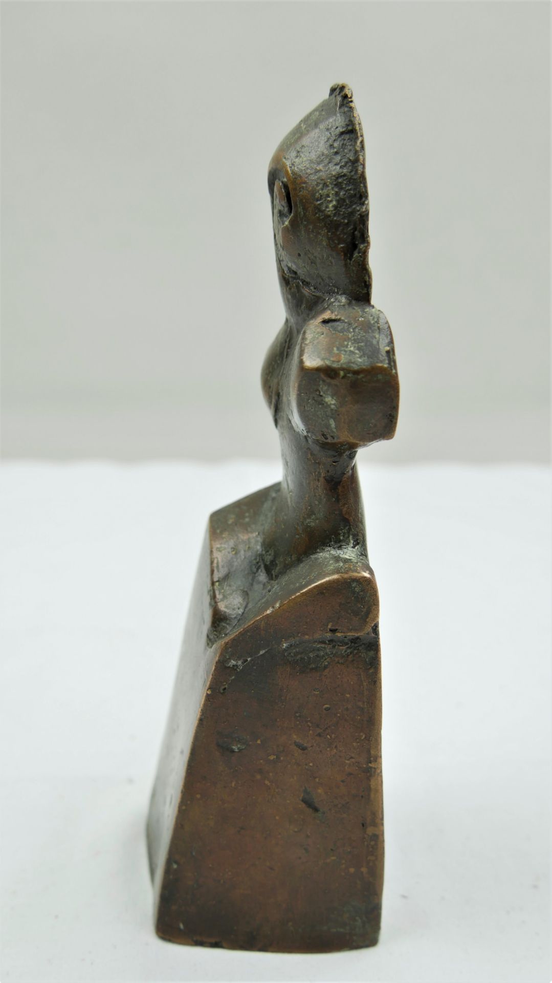 Moderne Bronzeskulptur, wohl Gernot Rumpf, Pfalz. "Frau", Höhe ca. 18 cm, Sockelbreite ca. 5,5 cm - Image 4 of 4