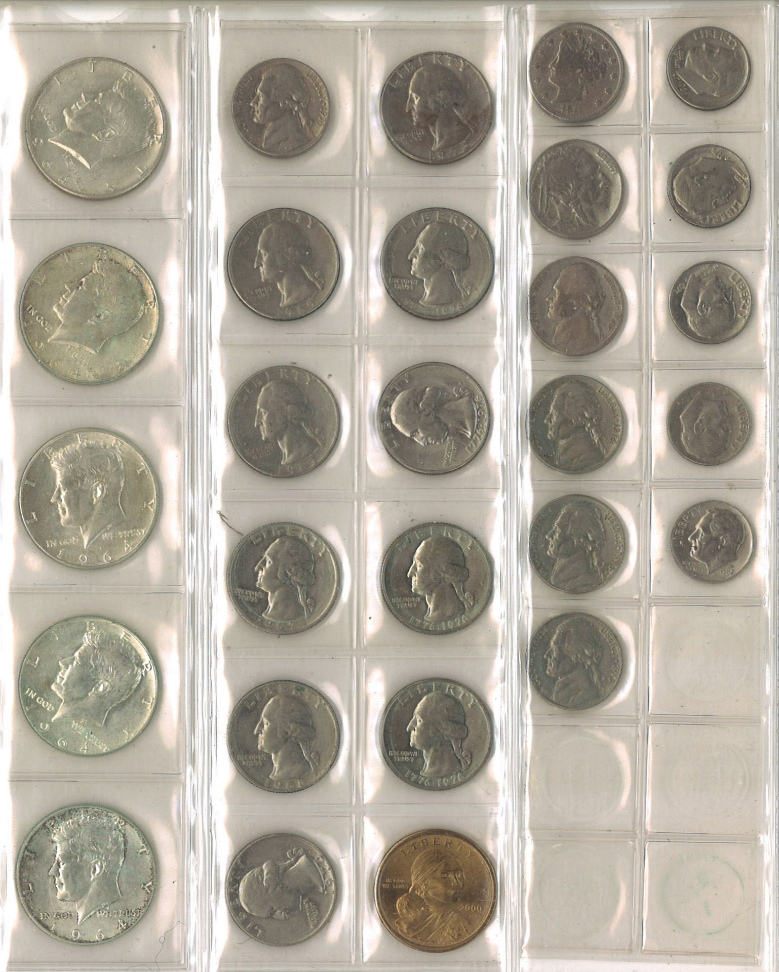 Münzalbum gefüllt mit Münzen aus USA, Jugoslawien, Ungarn, etc. dabei alleine 15 Half-Dollar