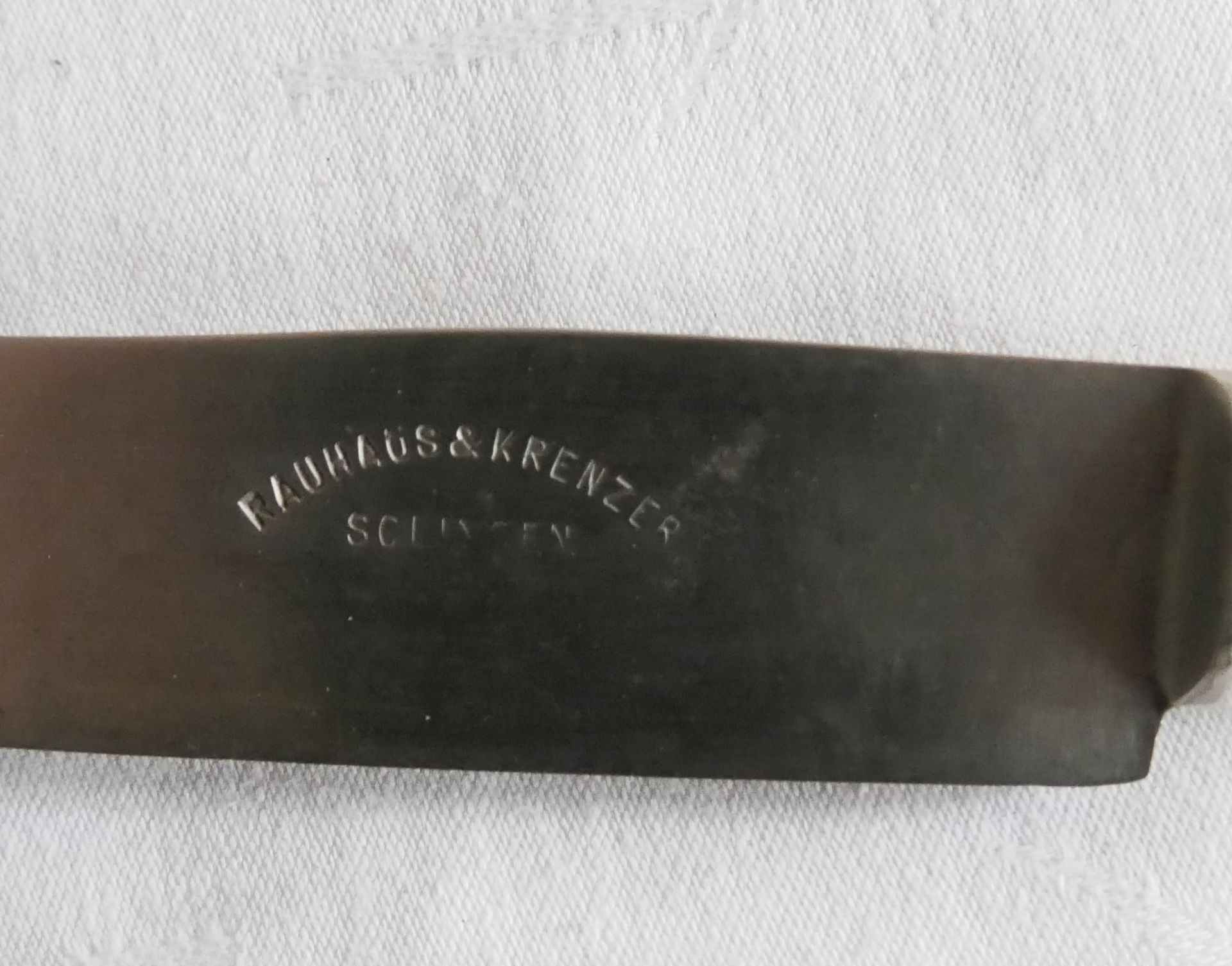 Jeweils 6 verschiedene Messer, Jugendstil, im Kasten, wohl versilbert. Auf der Klinge bezeichnet - Image 3 of 3