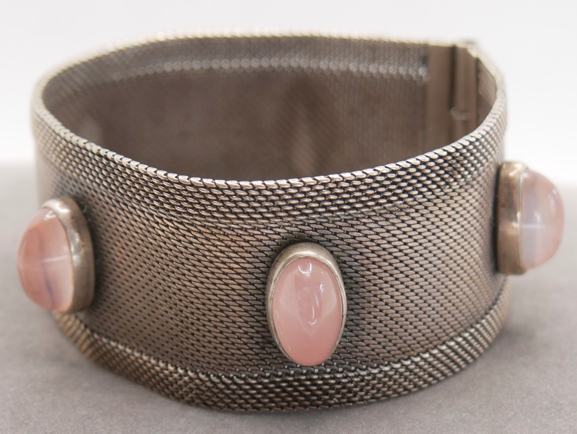 Breites Armband, 835er Silber, besetzt mit rosa Steinen.