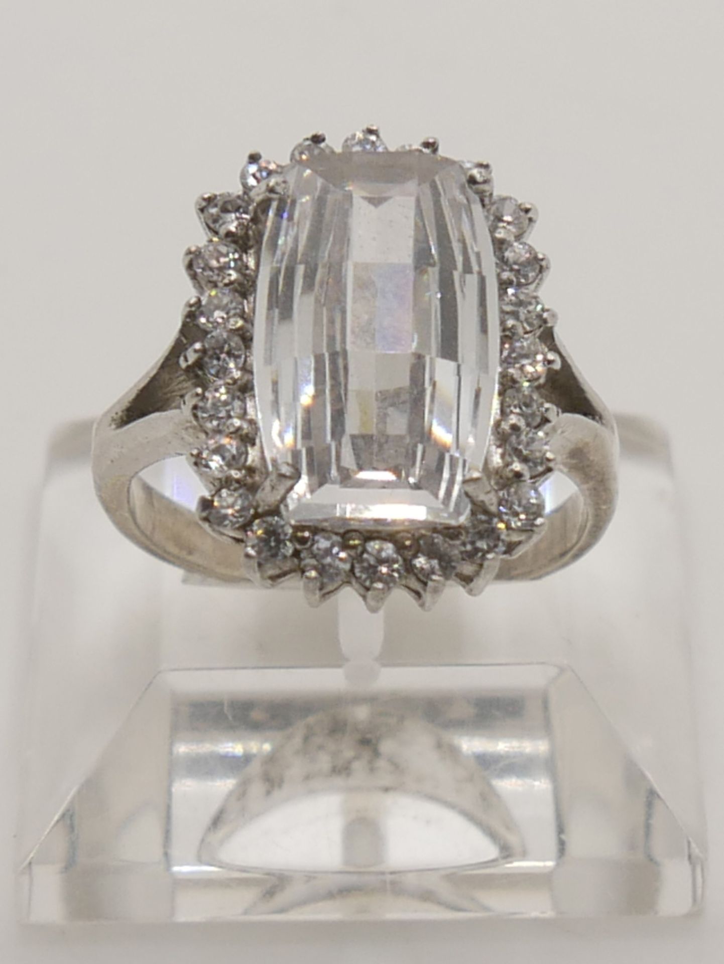 Damenring, Silber, besetzt mit grossem Glasstein. Ringgröße 66