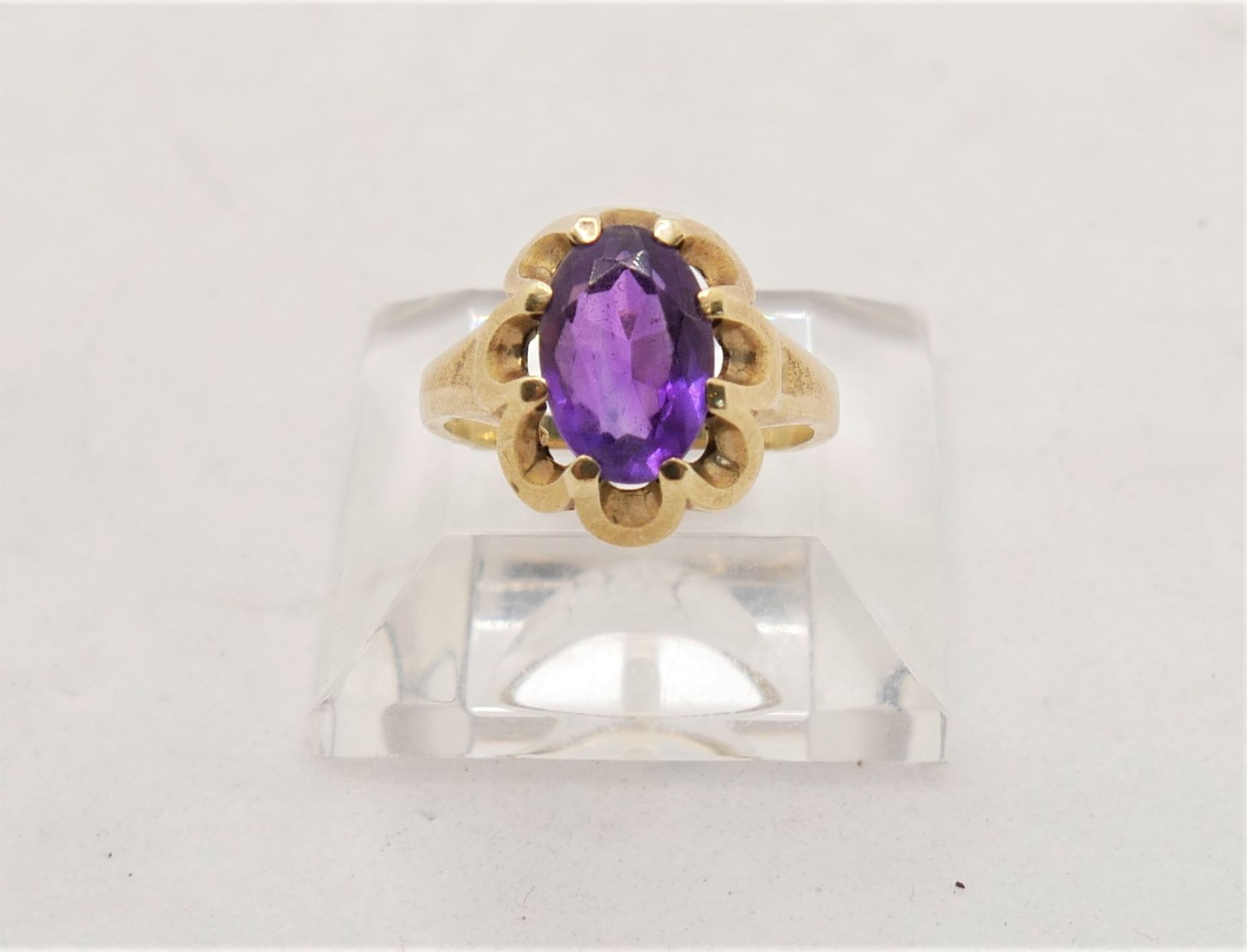 Damenring, 585er Gelbgold, besetzt mit Amethyst. Ringgröße 58