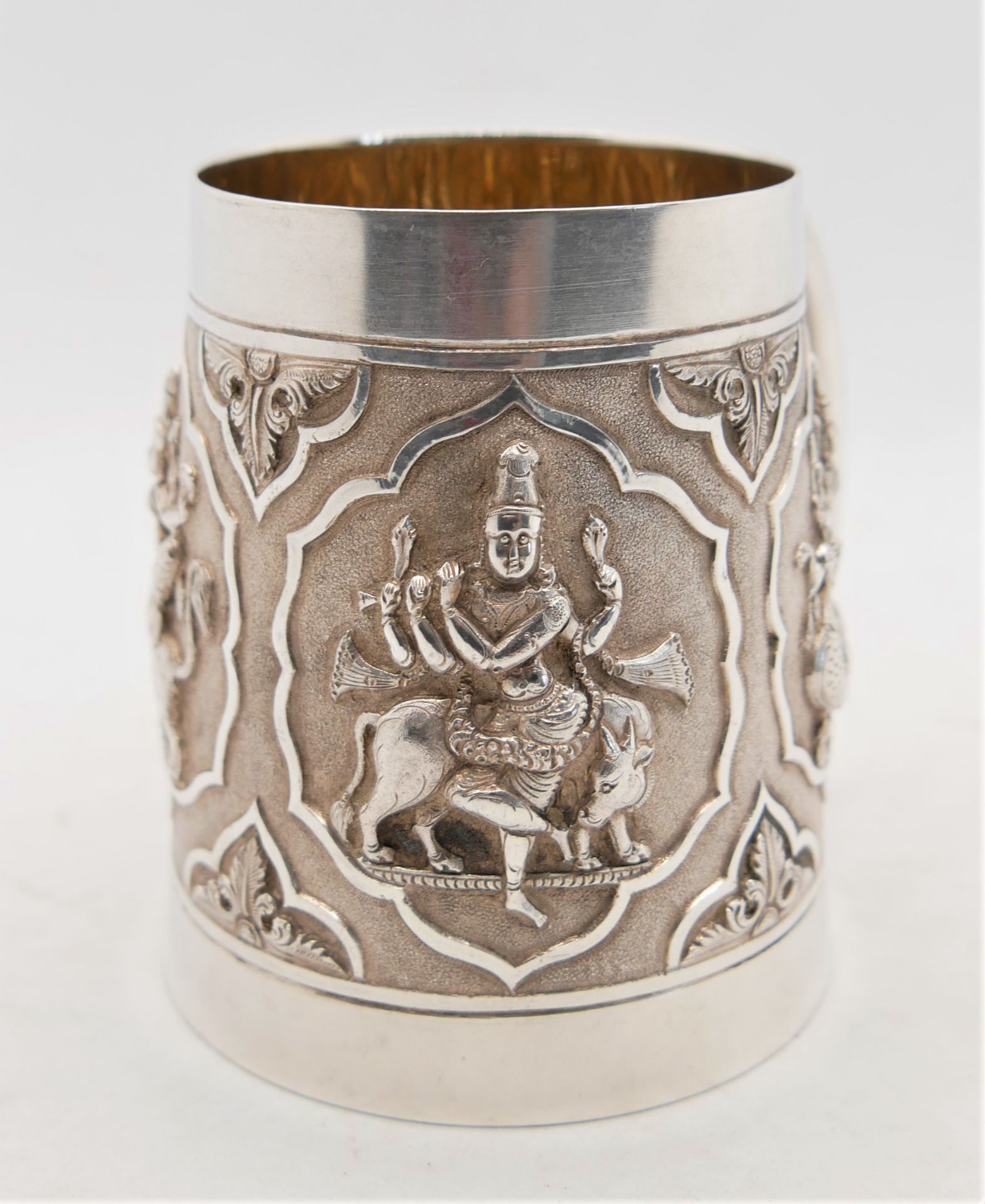 Henkelbecher/ Kinderbecher Silber P. Orr & Sons, Madras Indien, mit detailreichen figürlichen - Image 2 of 4