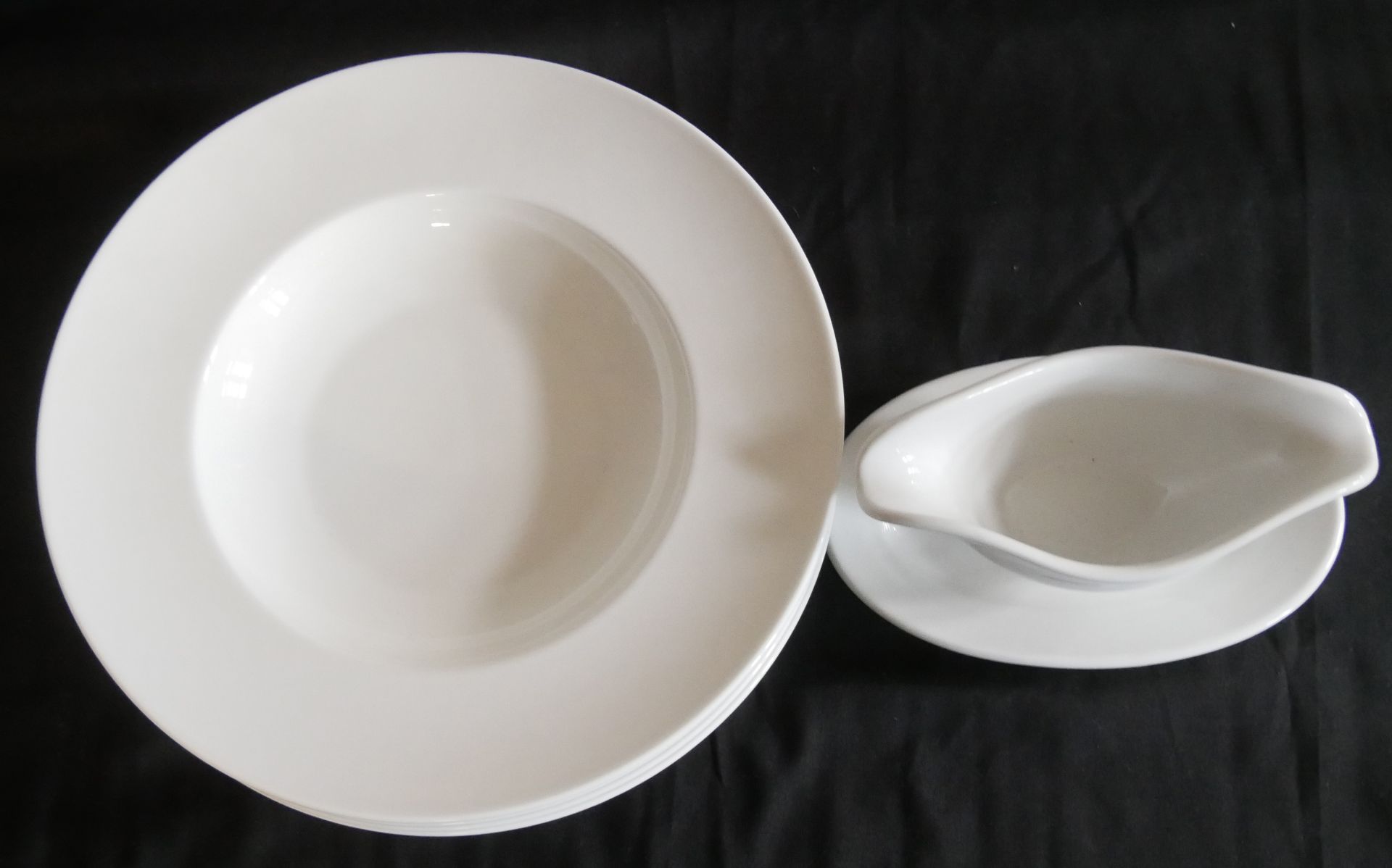 Villeroy & Boch, Made in Luxembourg, Fine China. 4 weiße Suppenteller, Durchmesser ca. 30cm, sowie