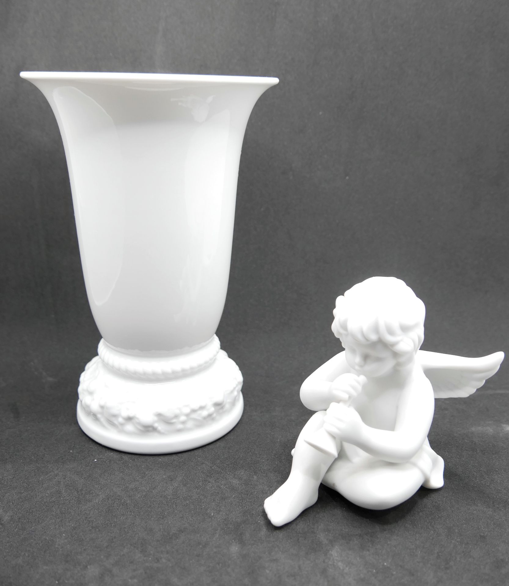 2 Teile Rosenthal, dabei 1 Engel mit Flöte sowie 1 Blumenvase Maria weiss, Höhe ca. 18 cm