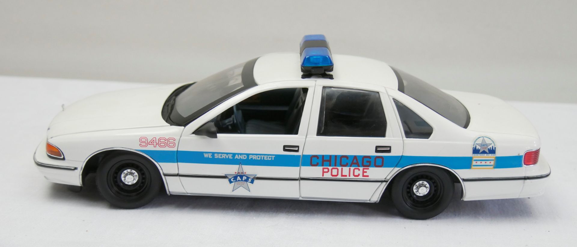 Aus Sammelauflösung! Chevrolet Caprice, "Chicago Police" weiß, blau, rot, Modellauto UT Models,