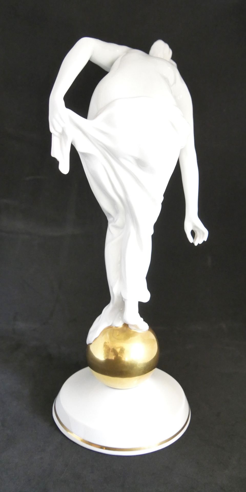 Rosenthal Porzellanfigur "Fortuna", Weissglasur mit goldener Kugel, Form Nr. 746. Entwurf: Ernst - Bild 3 aus 5