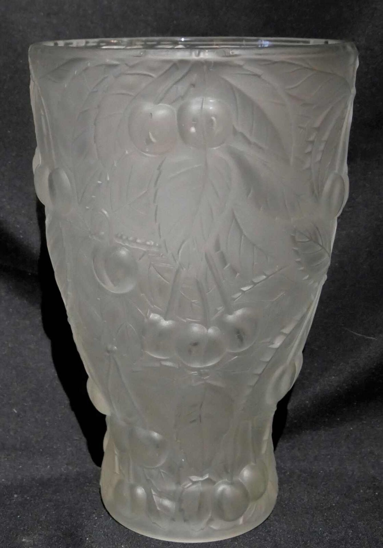 Jugendstil Glasvase mit Kirschenrelief um 1900/20, Lalique Stil, Frosted Glas, Frankreich. Maße: