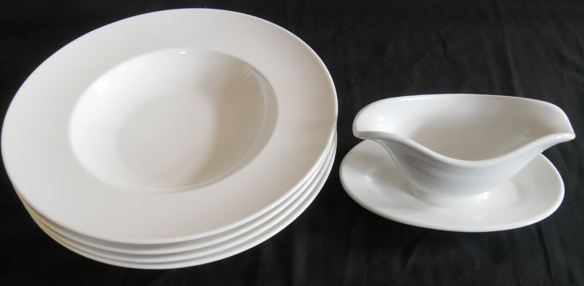 Villeroy & Boch, Made in Luxembourg, Fine China. 4 weiße Suppenteller, Durchmesser ca. 30cm, sowie - Image 2 of 3