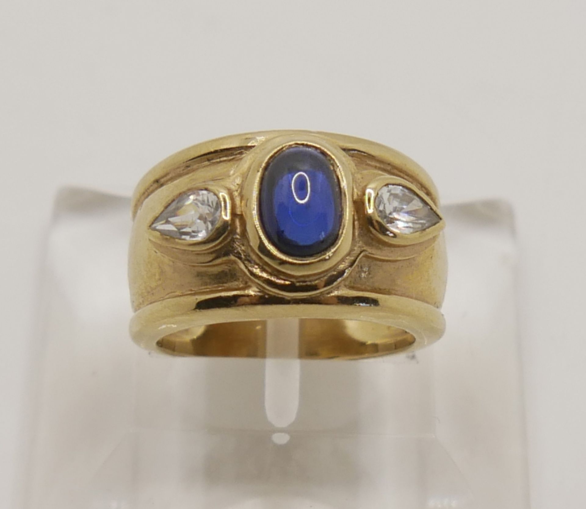 Damenring, 925er Silber vergoldet. Ringgröße 48, besetzt mit 1 blauen Stein, sowie beidseitig