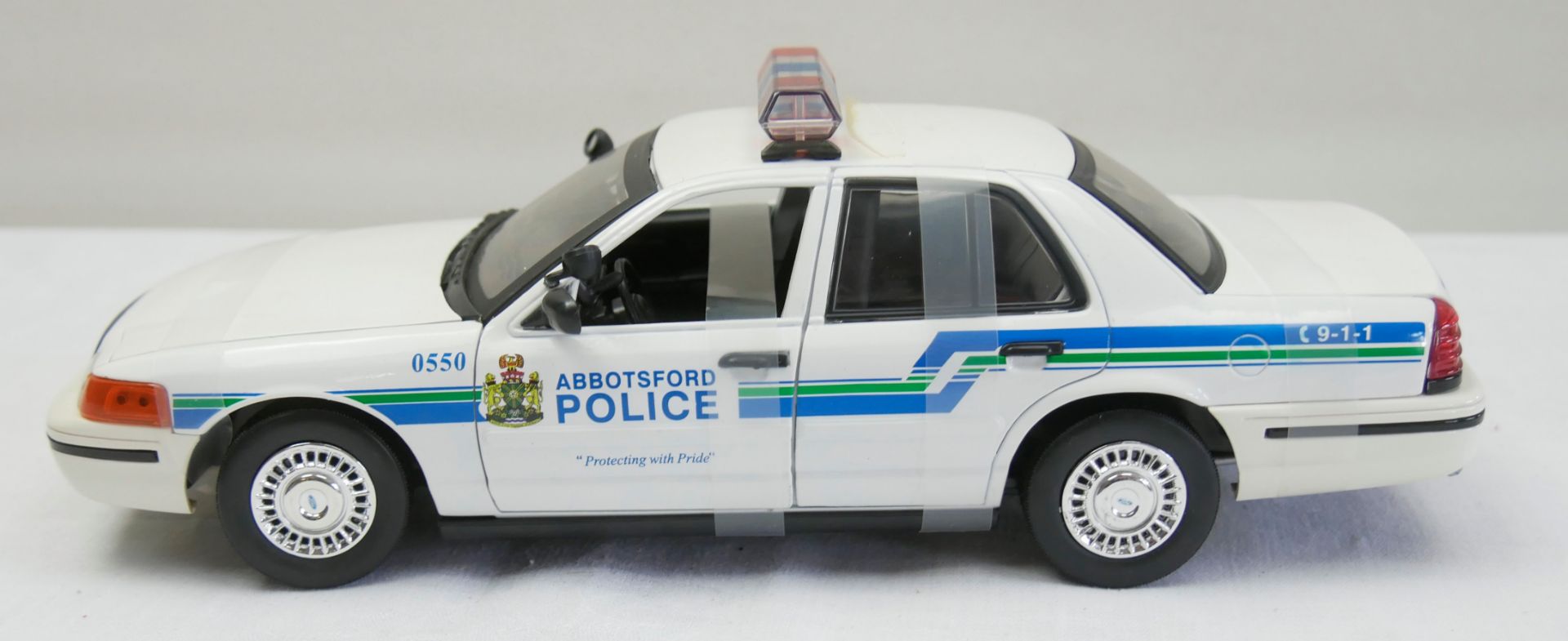 Aus Sammelauflösung! Ford Crown Victoria, "Abbotsford Police" weiß, Modellauto Motor Max Nr.