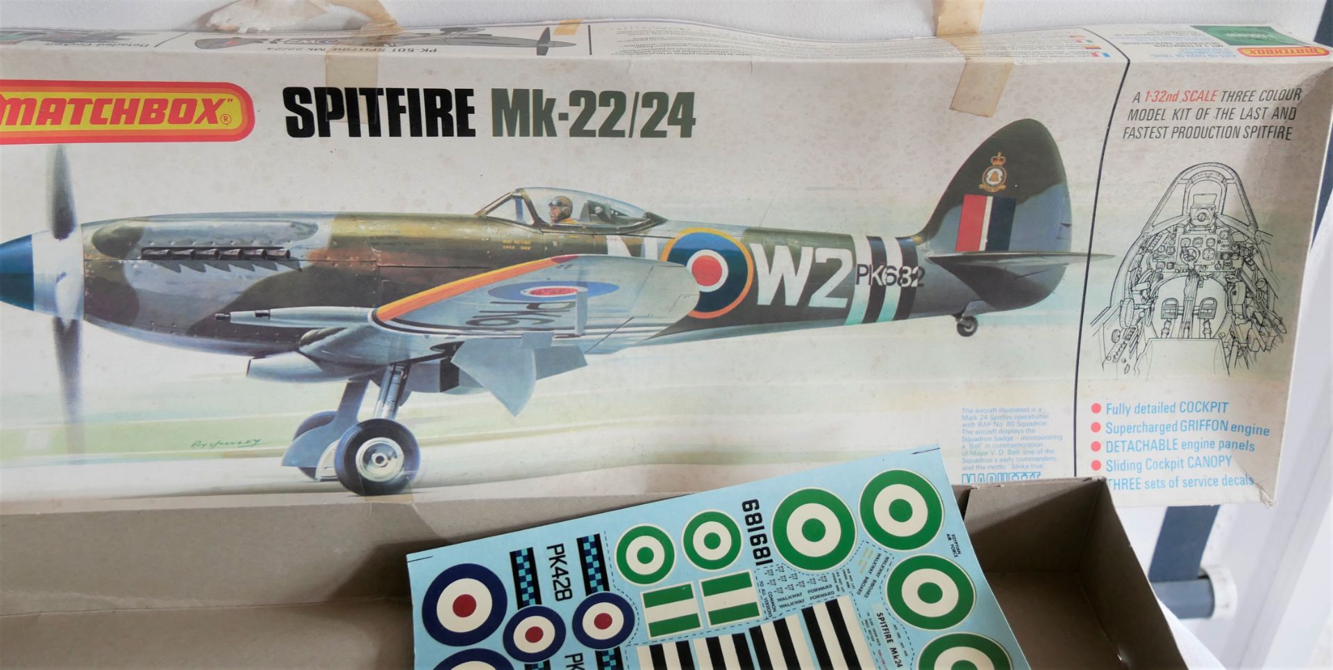 Matchbox, 2 Bausätze, dabei Spitfire Mk-22/24, 1x 1:32 sehr alter Flugzeug - / Flieger - Bausatz - Bild 2 aus 3