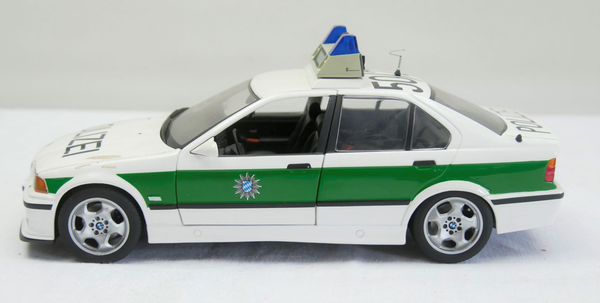 Aus Sammelauflösung! BMW 3 series, weiß metallic grün , Modellauto UT Models "Polizei", Maßstab 1: