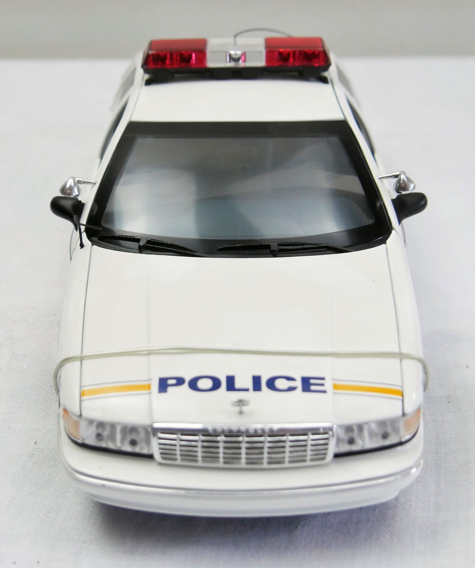 Aus Sammelauflösung! Chevrolet Caprice, "Watkins Glen Police" weiß, blau, Modellauto UT Models. - Image 2 of 3