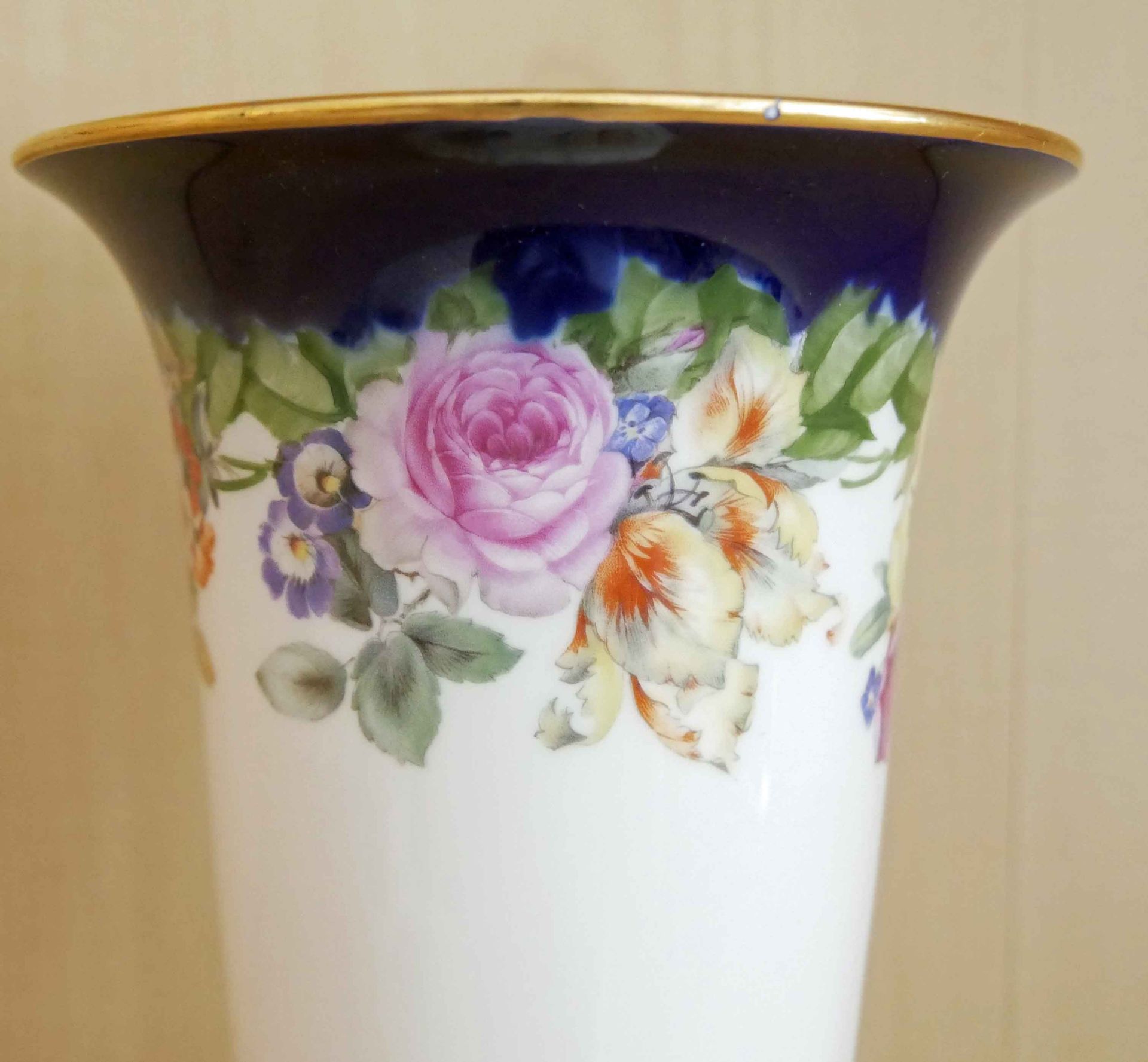 Porzellan Vase, Rosenthal, Maria Weiß mit floralen Design und Goldrand. Höhe ca.20 cm. Guter - Image 2 of 3