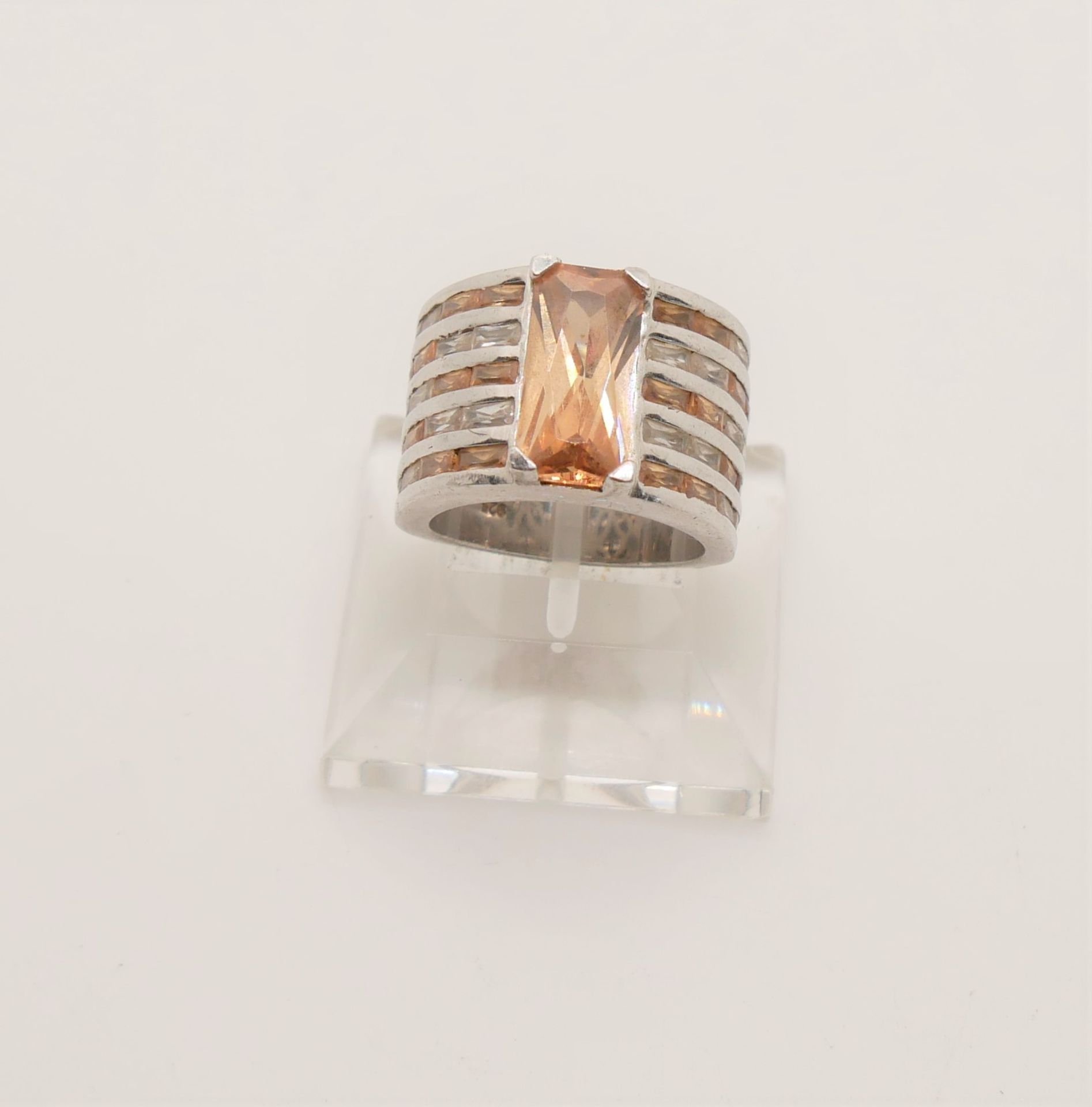 Damenring, 925er Silber, besetzt mit Glassteinen. Breite Ringschiene. Ringgröße 60