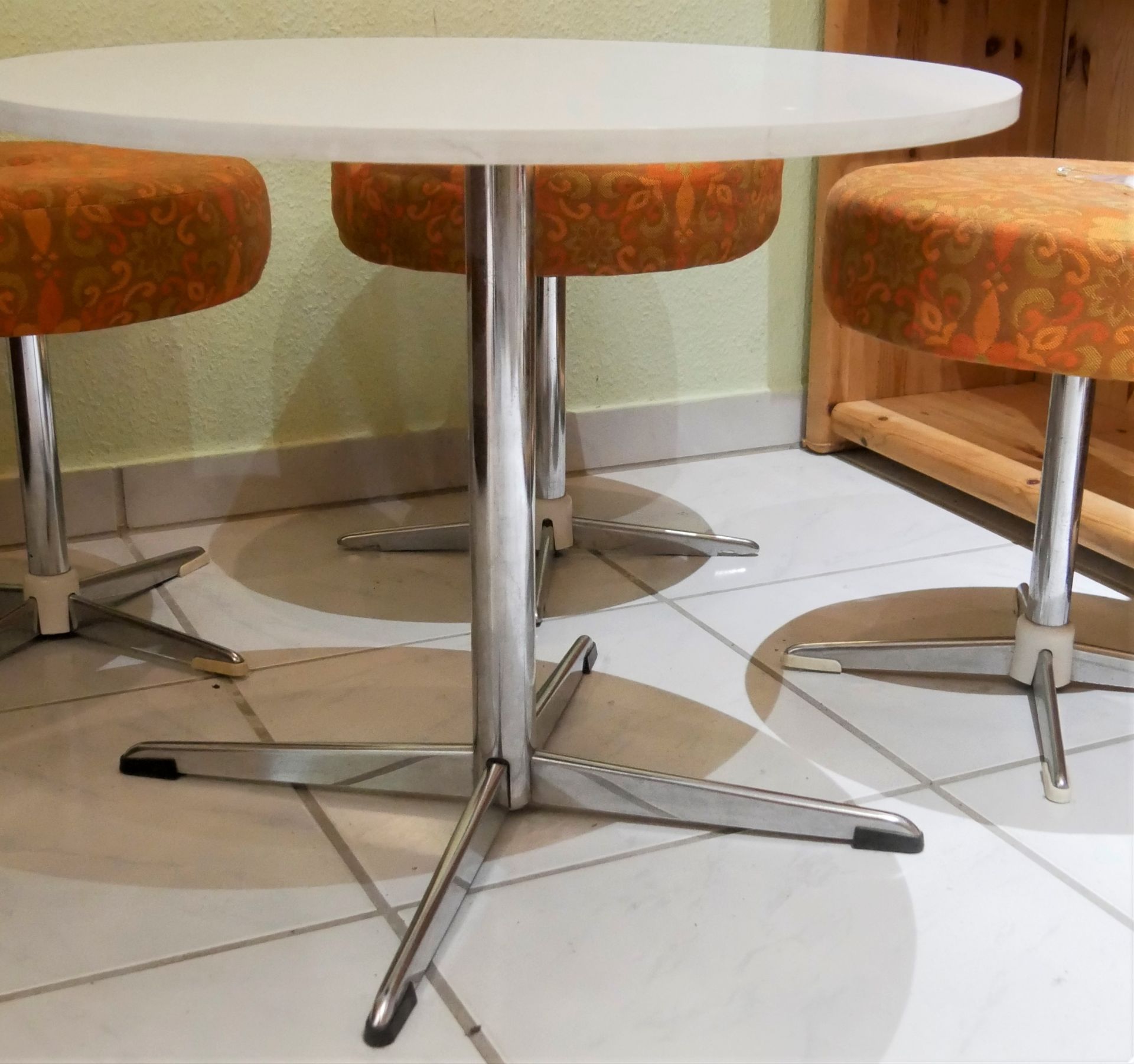 Vintage - ein runder weißer Tisch, Durchmesser ca. 63,5 cm, Höhe ca. 57 cm sowie 3 Hocker mit - Image 4 of 4