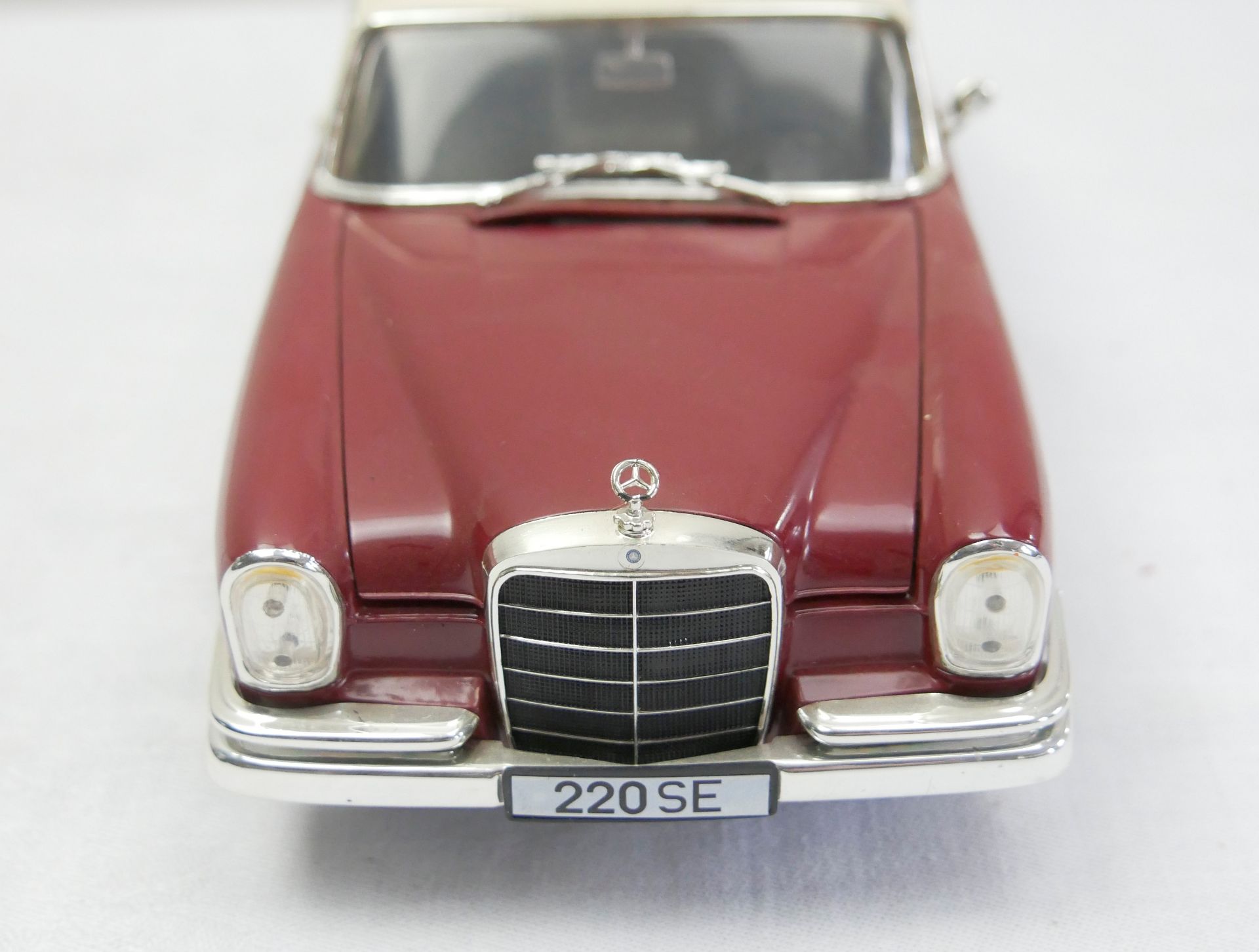 Aus Sammelauflösung! Mercedes 300 SE, rot, metallic, weiß, Modellauto Revell AG 1995, Maßstab 1: - Bild 2 aus 2