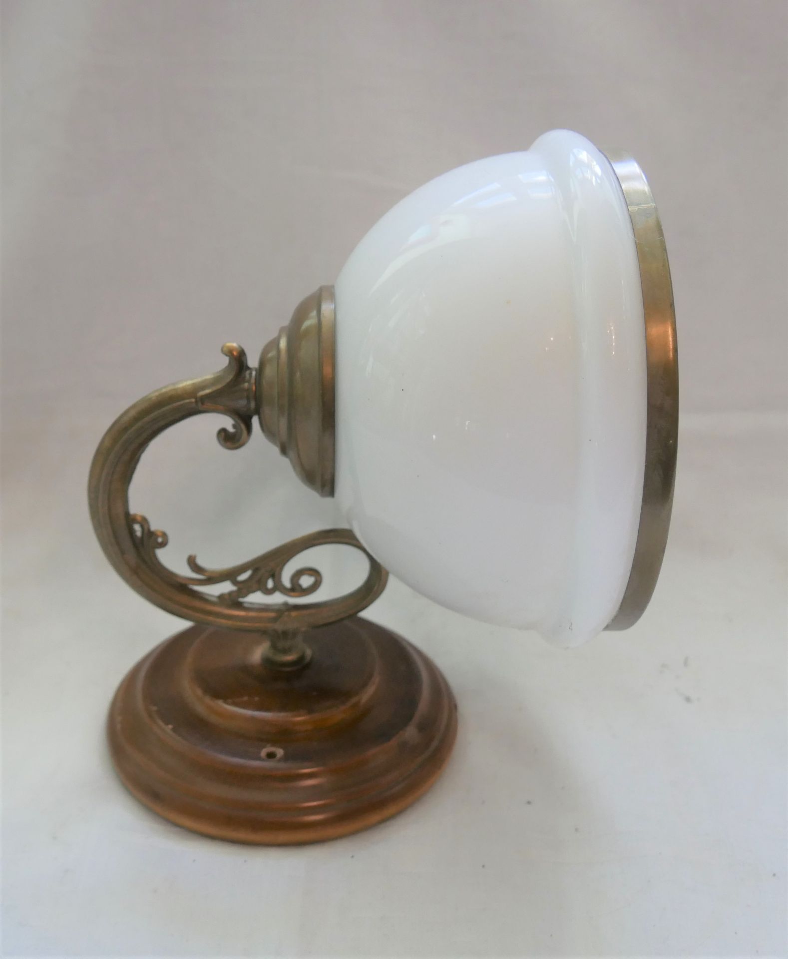 1 Wandlampe mit Milchglasschirm. Guter Zustand