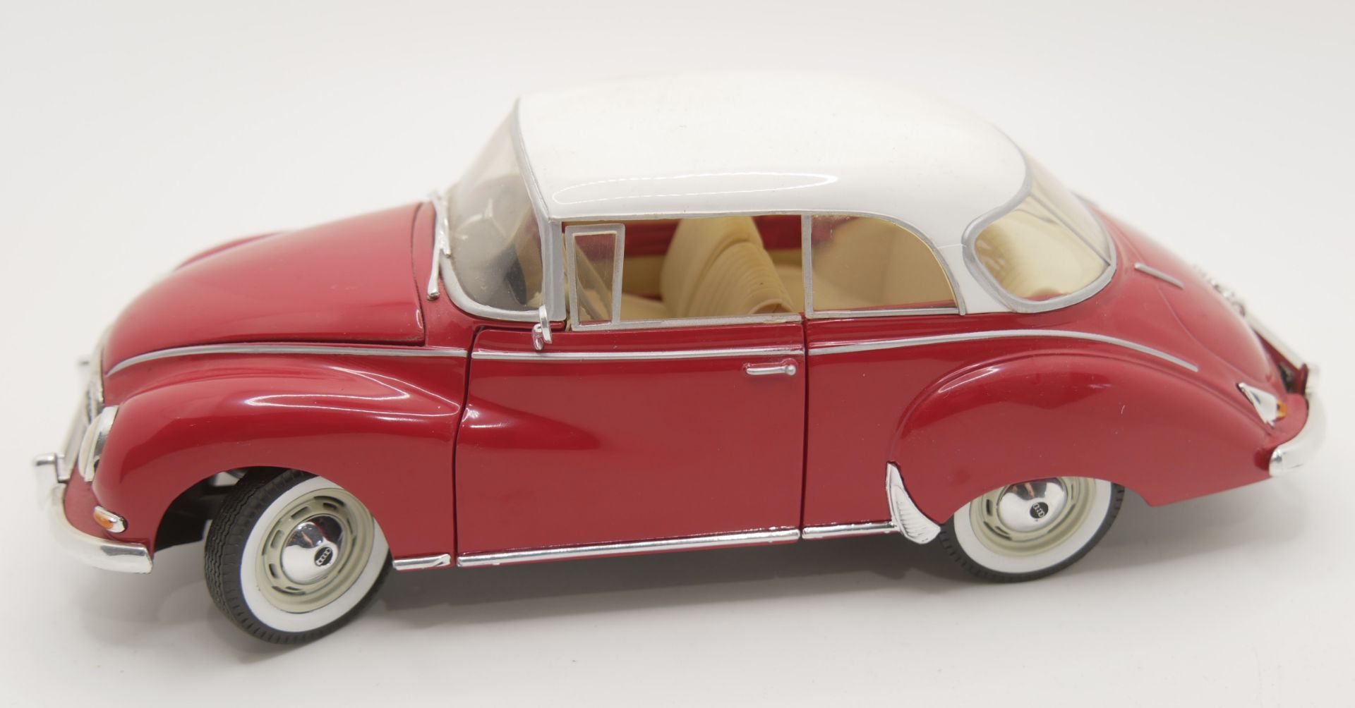 Aus Sammelauflösung! Auto Union 1000 S, rot metallic, weiß. Modellauto Revell AG 1999. Maßstab 1:18,