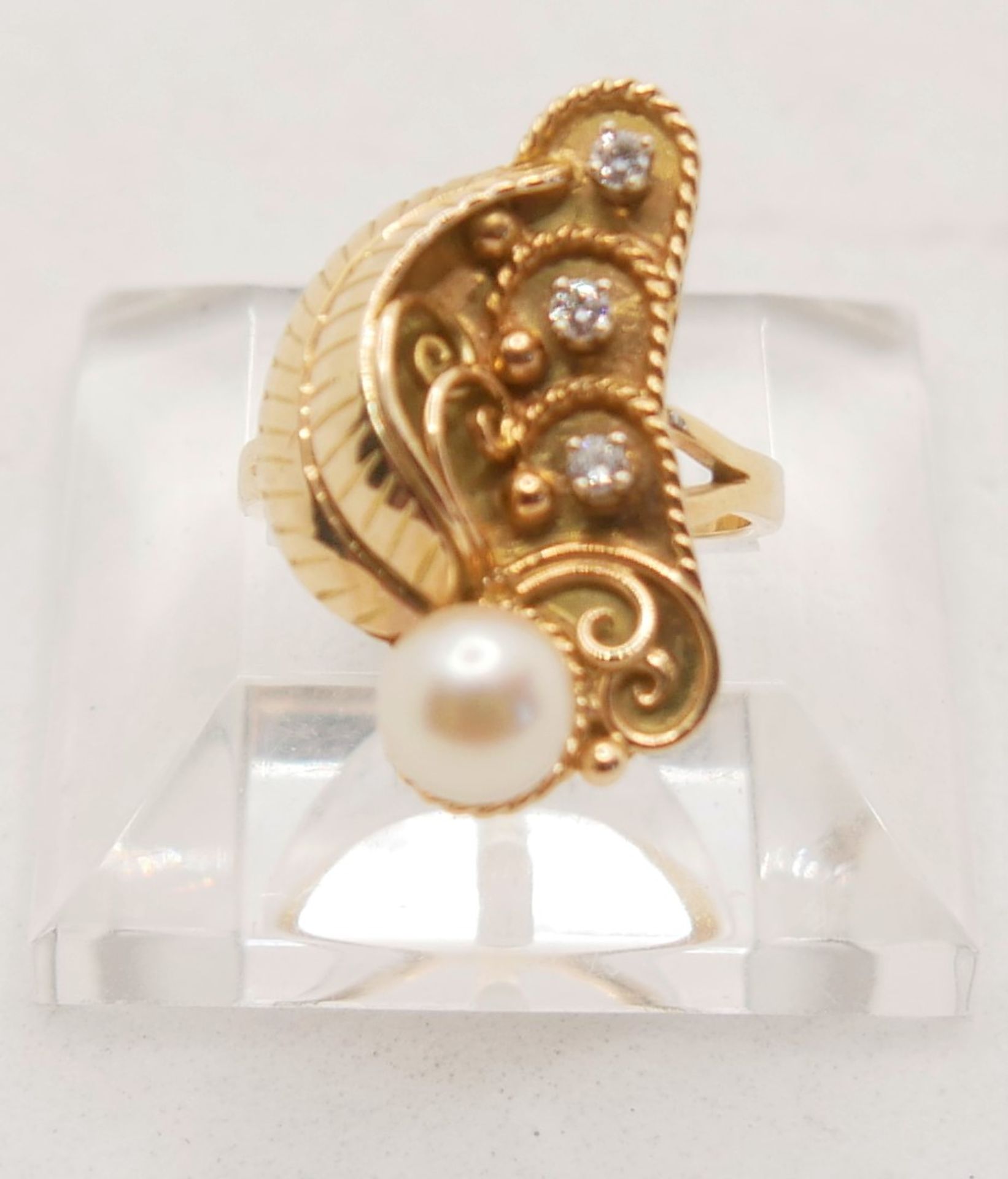 Damenring, 585er Gelbgold, besetzt mit einer Perle und 3 kleine Diamanten. Ringgröße 51