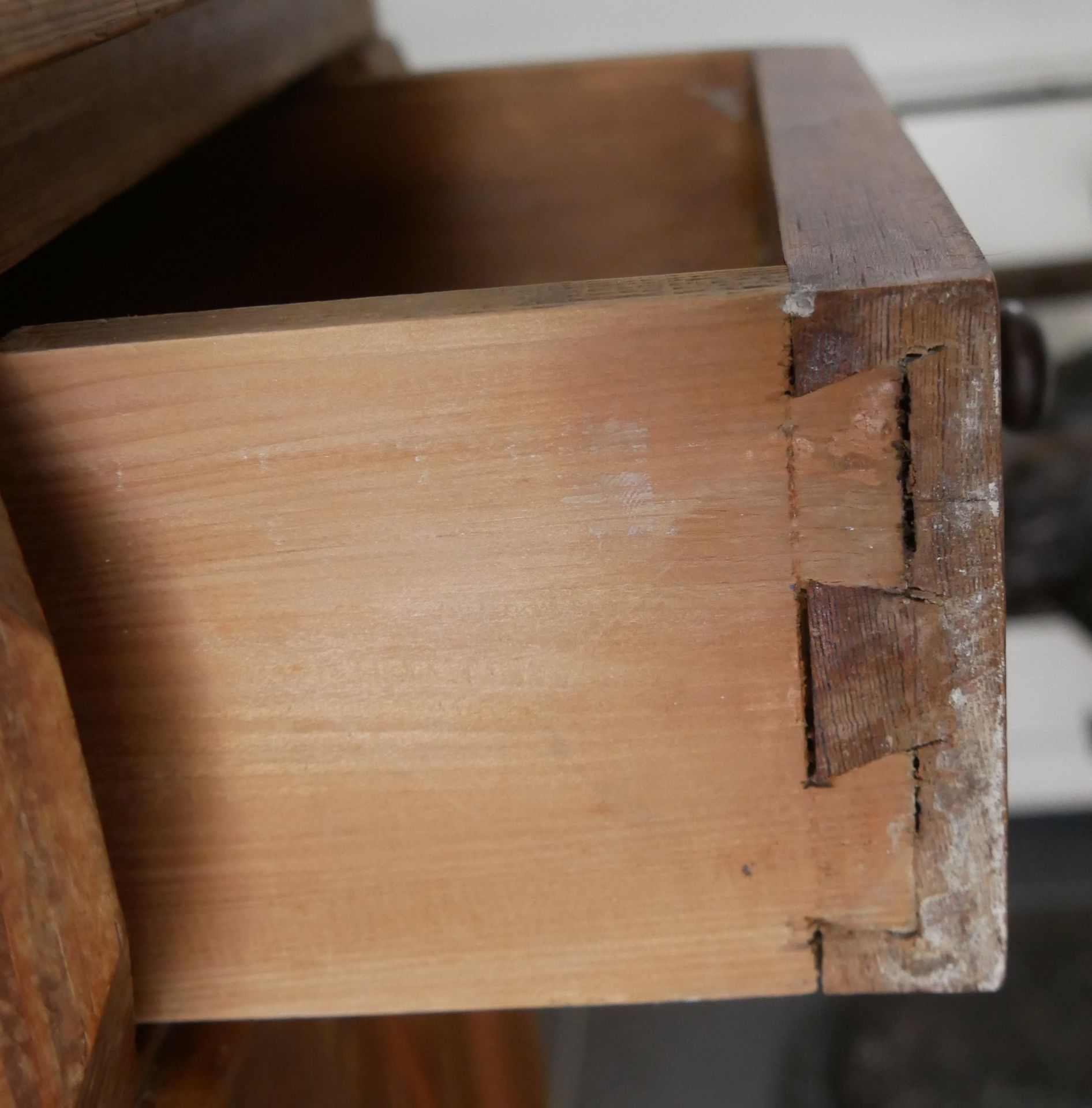 Holz Nachttisch, Gründerzeit, mit einer Schublade, Maße ca. 40 cm breit, ca. 80 cm hoch, ca. 34 cm - Image 2 of 2