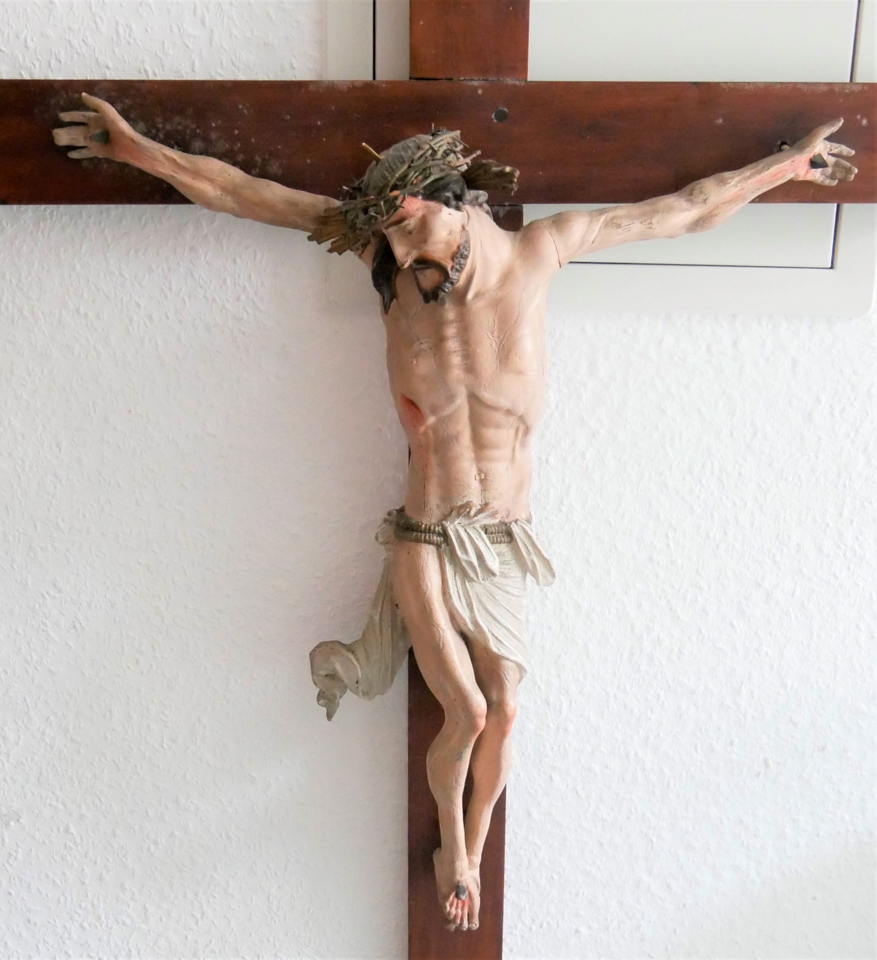 INRI um 1820, fast perfekter Zustand, ca. 97 cm hoch, ca. 58 cm breit. - Bild 2 aus 3