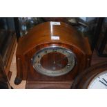 A 20TH CENTURY WESTMINSTER CHIMING MANTEL CLOCK, THE TRIPLE BARREL MOVEMENT CHIMING ON A SET OF