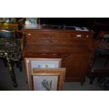 EARLY 20TH CENTURY OAK SIDEBOARD, THE GALLERIED TOP WITH FOUR DRAWERS OVER A BASE WITH DOUBLE-DOOR