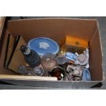 BOX - ASSORTED WEDGWOOD JASPERWARE, CERAMICS, GLASSWARE, MAUCHLIN TYPE BOX, DECORATIVE PRINTS