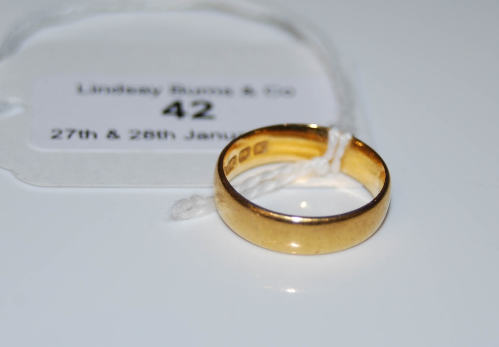 A 22CT GOLD WEDDING RING, GROSS WEIGHT 4.1 GRAMS.