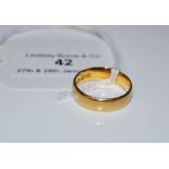 A 22CT GOLD WEDDING RING, GROSS WEIGHT 4.1 GRAMS.