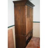 AN EARLY 20TH CENTURY OAK LINEN PRESS WITH DOUBLE DOOR TOP CUPBOARD WITH MULTIPLE SHELVES, ABOVE TWO