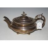 A 19TH CENTURY NEWCASTLE SILVER TEAPOT, THE COVER WITH ACORN SHAPED FINIAL, GROSS WEIGHT 18.6 TROY