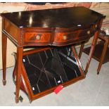 A 20TH CENTURY MAHOGANY SERPENTINE BREAKFRONT SIDEBOARD WITH A LONG FELT LINED CENTRAL CUTLERY