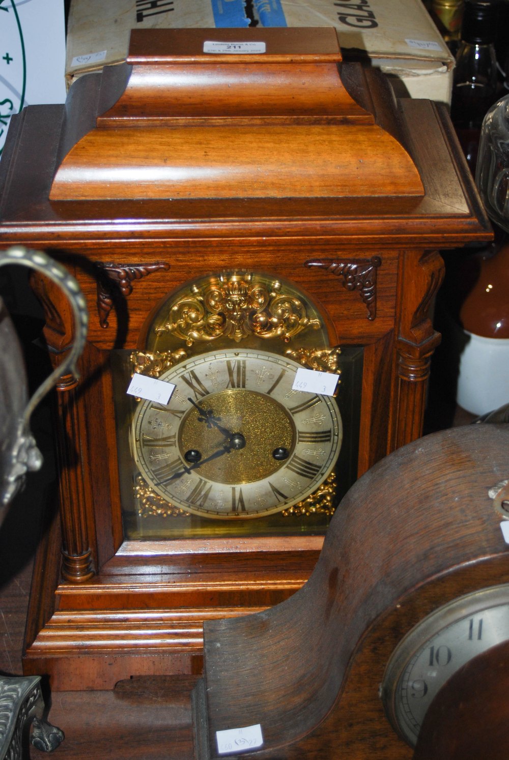 EARLY 20TH CENTURY CONTINENTAL BRACKET/TABLE CLOCK, THE BRASS TWIN TRAIN MOVEMENT STRIKING THE