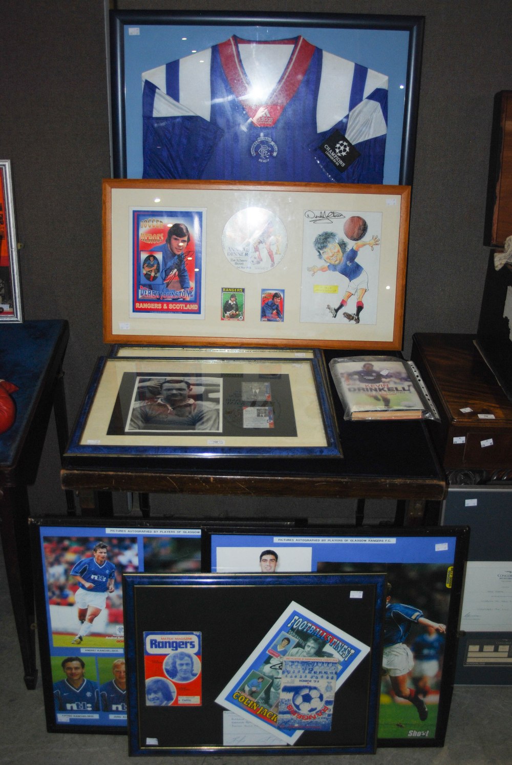 FOOTBALL MEMORABILIA - A GROUP OF RANGERS FC SIGNED MEMORABILIA INCLUDING ALLY McCOIST, DEREK