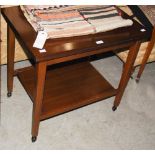 AN EARLY 20TH CENTURY MAHOGANY GLAZED CABINET WITH BROKEN PEDIMENT, BOXWOOD STRINGING AND ASTRAGAL