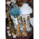 A GROUP OF OIL LAMPS AND TABLE LAMPS INCLUDING A LATE 19TH / EARLY 20TH CENTURY OPAGUE GLASS EXAMPLE