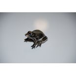 AN EDWARDIAN NOVELTY SILVER PIN CUSHION IN THE FORM OF A FROG, BIRMINGHAM, 1909, MAKERS MARK OF '