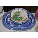 GROUP OF 19TH CENTURY CERAMICS INCLUDING A LARGE BLUE AND WHITE WILLOW PATTERN ASHET, LARGE BLUE AND