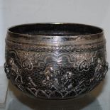 A LATE 19TH/ EARLY 20TH CENTURY BURMESE / SIAMESE WHITE METAL BOWL WITH EMBOSSED DECORATION OF