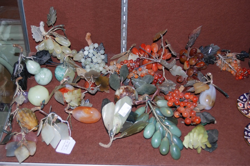 COLLECTION OF TWENTY-FOUR ASSORTED POLISHED STONE AND AGATE ORNAMENTAL FRUITS.